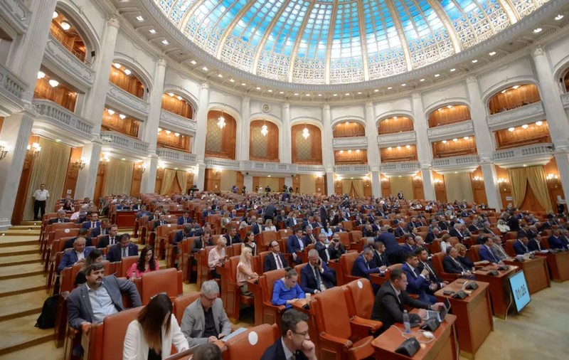 Eliminarea pensiilor speciale ale foștilor parlamentari e neconstituțională, a decis CCR. „A fost afectată integritatea unui drept legal dobândit”