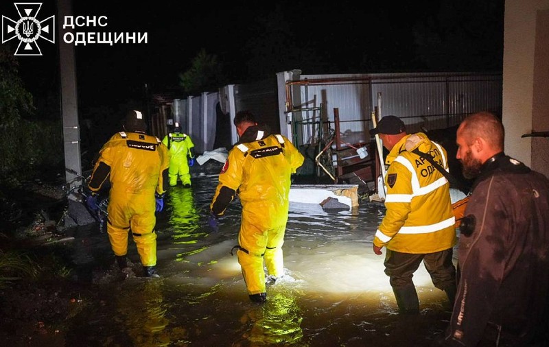 Furtună devastatoare în regiunea Odesa din Ucraina: 9 morți, case inundate, circulație oprită pe mai multe șosele și mașini luate pe sus de ape
