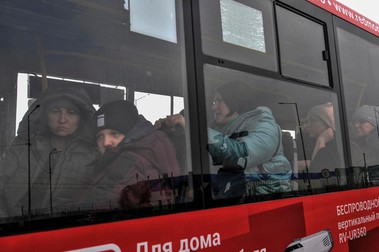 Un autobuz cu oameni evacuați din Mariupol, la punctul de trecere al graniței către Rusia, pe 5 martie | Foto: EPA