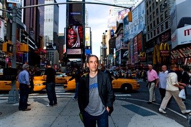 Douglas Rushkoff spune că o parte din tendința spre naționalism, pe care o consideră periculoasă, este un rezultat al impactului destabilizator, dezumanizant și depersonalizant al tehnologiei digitale. Sursa foto: Arhivă personală