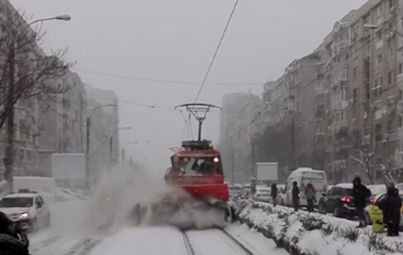 VIDEO/ Cum deszăpezește RATB liniile de tramvai. Călătorii sunt îngropați în zăpadă de utilaj