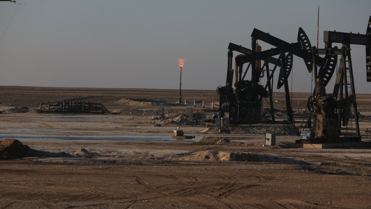 Petrolul urcă la maximul ultimelor cinci luni pe fondul tensiunilor din Orientul Mijlociu