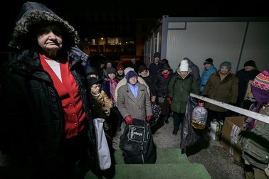 În jurul orei 19:00, aproape de ușa de intrare în adăpost, se strâng femeile. Ele au prioritate.