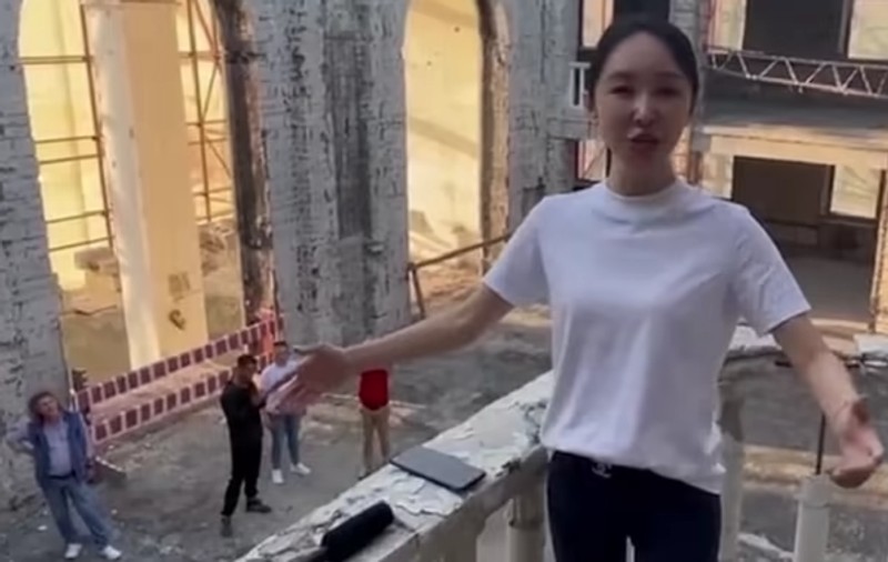 Scandal între Kiev și Beijing, după ce un grup de chinezi a petrecut la ruinele teatrului bombardat din Mariupol: „Au cântat Katiușa”