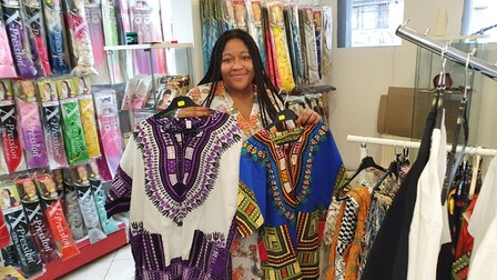 În magazinul în care lucrează Ayman sunt de vânzare haine din Africa