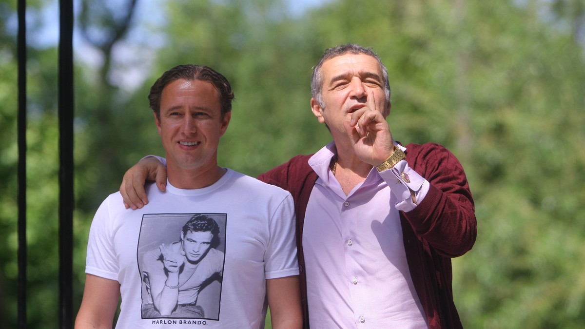 Nici n-a plecat bine Reghecampf, că s-a și găsit un antrenor care să se autopropună la FCSB