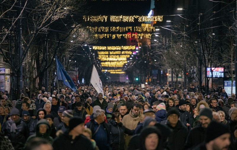 Mii de sârbi, din nou în stradă pentru a cere anularea alegerilor. „Întreaga planetă știe, l-am prins pe Vucic în flagrant” - VIDEO