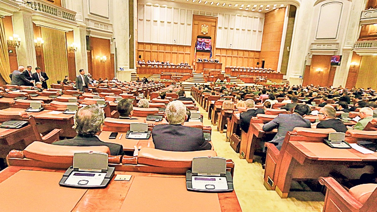 Deplasări de sute de mii de euro pentru parlamentari, parlamentari în plen