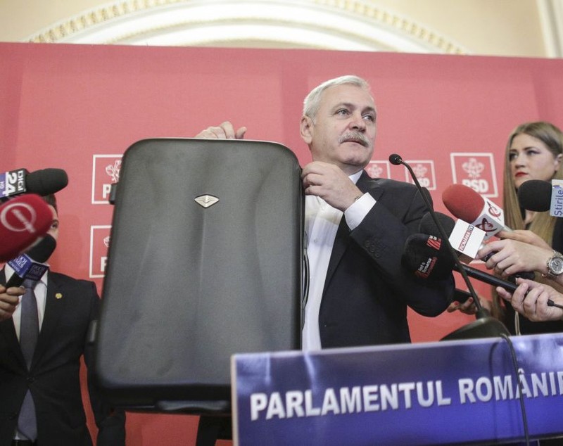 Prima reacție a lui Liviu Dragnea în scandalul #Teleormanleaks. A venit la ședința CEx cu două valize! Ce a scos din ele (FOTO&VIDEO)