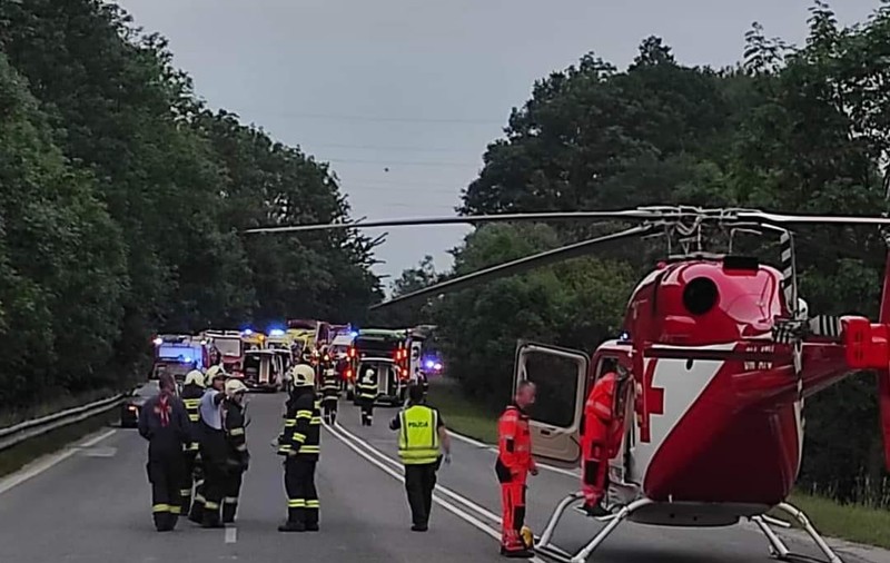 Accident feroviar cu zeci de răniți, în Slovacia. Trenul a fost lovit de locomotiva trimisă să-l tracteze