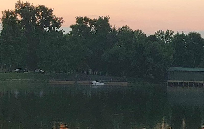 O mașină a fost găsită în Lacul Floreasca din București. ISU: "Probabil, mașina nu a fost asigurată"