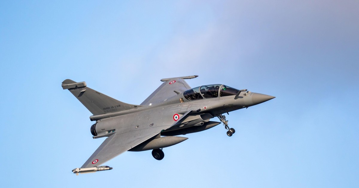 Avionul de vânătoare Dassault Rafale B al Forțelor Aeriene Franceze sosind la baza aeriană Leeuwarden în timpul exercițiului NATO Ramstein Flag. Avionul, cu o vopsea maronie, poarta doua rachete sub aripi