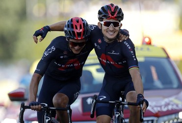 Michal Kwiatowski (dreapta) și Richard Carapaz. Foto: EPA