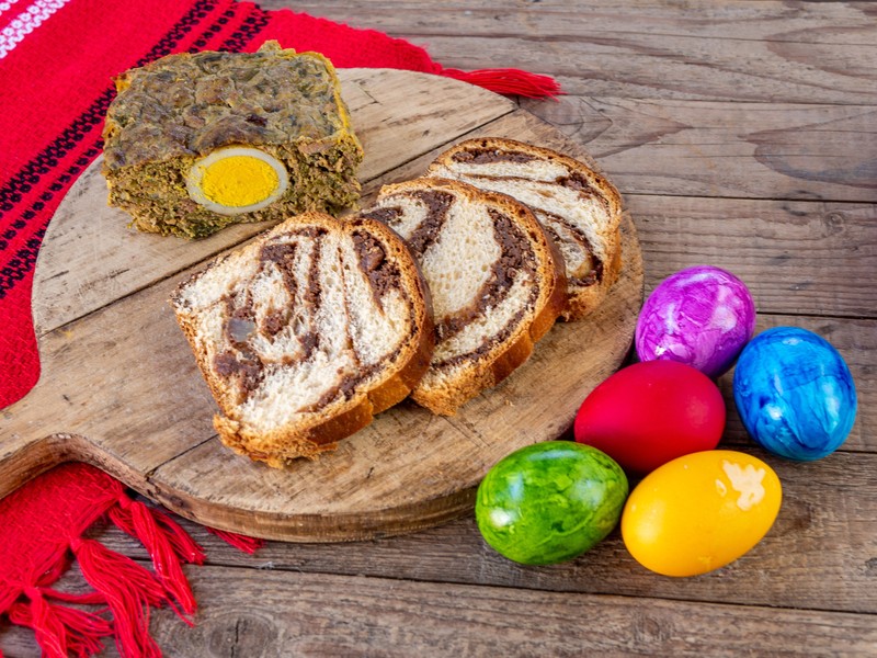 Cozonacul, drobul și ouăle roșii nu lipsesc de pe masa de Paște Foto: Shutterstock