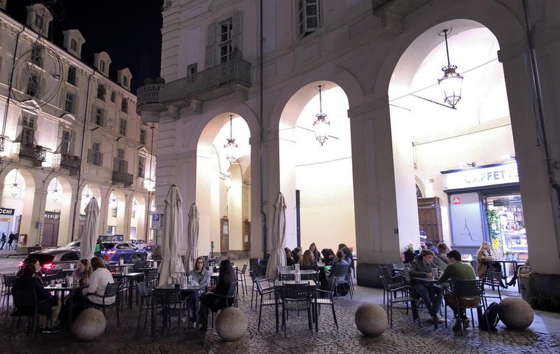Un barman din Italia a descoperit metoda prin care poate ocoli restricțiile privind ora de închidere a localurilor