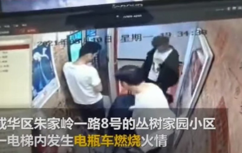 Imagini dramatice în China. O bicicletă electrică explodează într-un lift, rănind 5 persoane