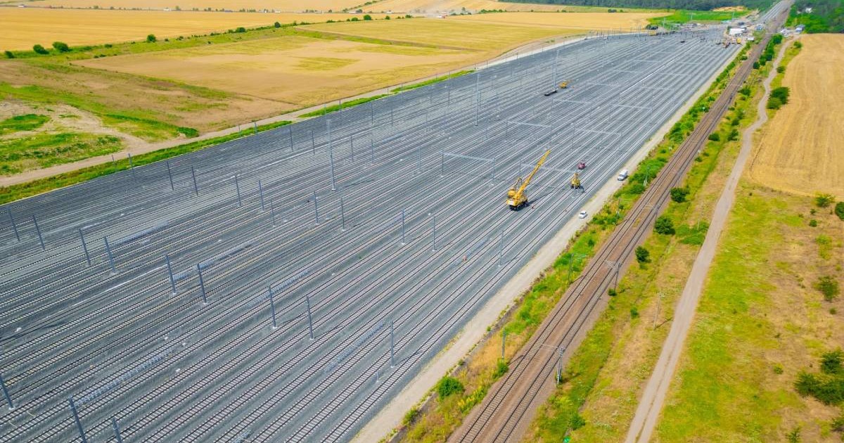 Lucrări la Grupa de Așteptare Valu lui Traian, lângă Portul Constanța, unde trenurile de marfă ar urma să circule din nou, cu tracțiune electrică, după mai bine de 33 de ani. Foto: Bawi Construction / Facebook