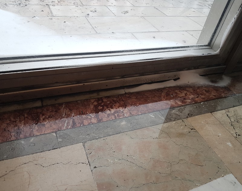 Intră zăpada în Palatul Parlamentului; Aleșii au tremurat în plen, din cauza ferestrelor vechi ( FOTO/ VIDEO)