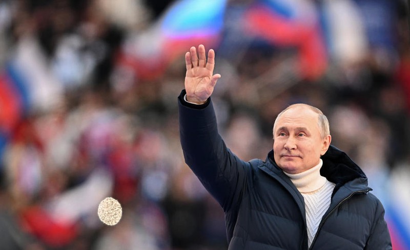 Vladimir Putin, la evenimentul organizat pe un stadion din Moscova, pentru a marca 8 ani de la anexarea Crimeei Foto: EPA