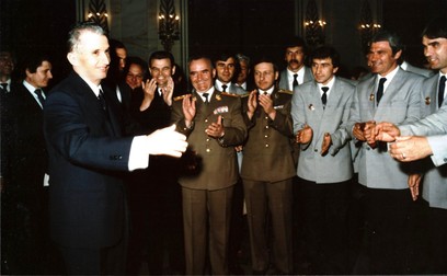 Nicolae Ceușescu le-a ținut un discurs steliștilor, apoi a schimbat câteva replici cu Ienei și Iordănescu, aceștia aplaudându-l pe președinte | FOTO: Fototeca online a comunismului