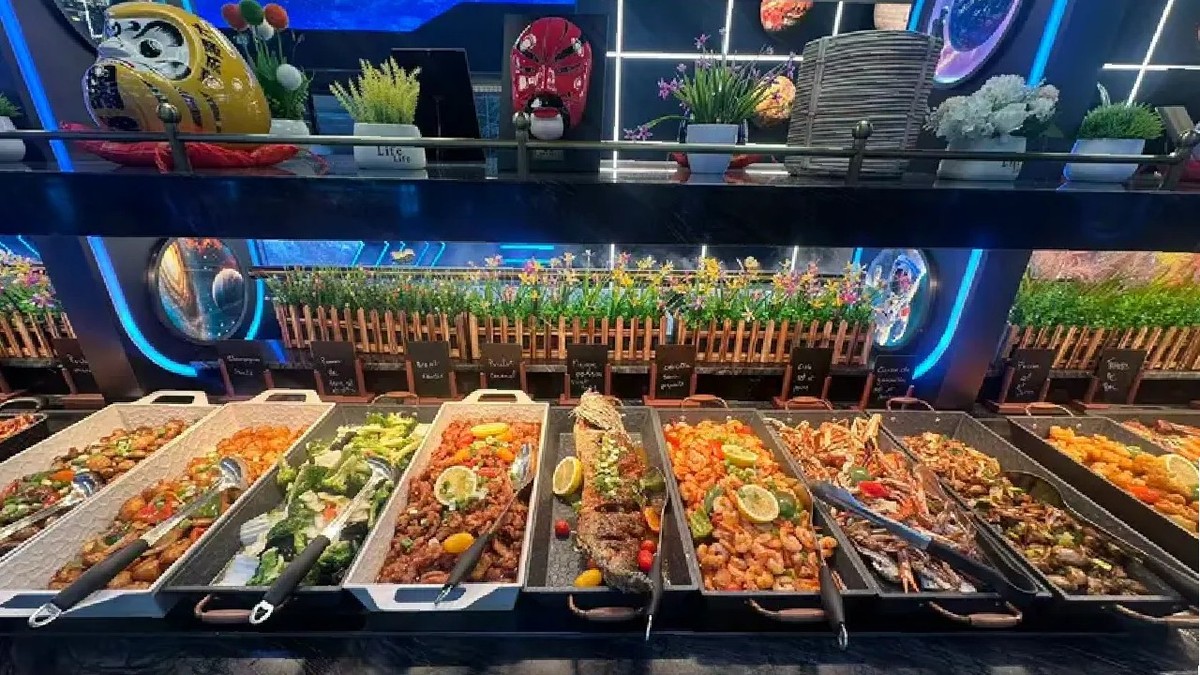 Bufetul cu mai multe platouri de mancare de la restaurantul O garden buffet din Franța
