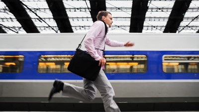 profesor-care-face-naveta-shutterstock