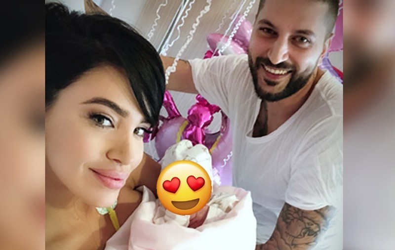 Adelina Pestrițu își arată fetița pentru prima oară. "Îi seamănă foarte mult tăticului" | FOTO