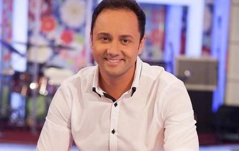 Până acum l-a ţinut departe de OCHII PRESEI! Uite cum ARATĂ TATĂL lui CĂTĂLIN MĂRUŢĂ! Ţi se pare că prezentatorul seamănă cu el?