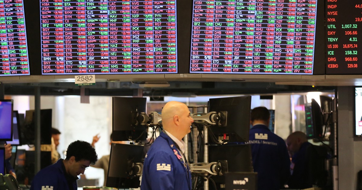 Traders work on the floor of the New York Stock Exchange in New York, the United States, on December 12, 2024. U.S. stocks ended lower on Thursday, as a hotter-than-expected producer price index (PPI) report overshadowed earlier momentum in tech shares. The Dow Jones Industrial Average fell 234.44 points, or 0.53 percent, to 43,914.12. The S&amp;P 500 sank 32.94 points, or 0.54 percent, to 6,051.25. The Nasdaq Composite Index shed 132.05 points, or 0.66 percent, to 19,902.84. Photo by Liu Yanan/Xinhua/ABACAPRESS.COM
