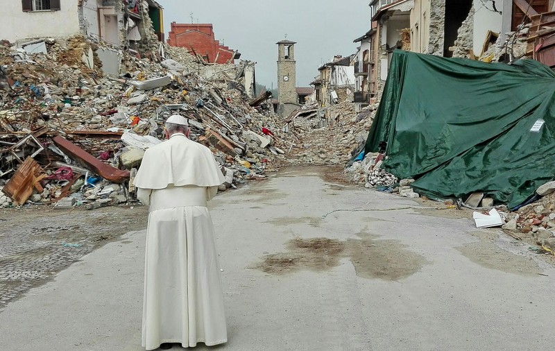 Papa Francisc a efectuat o vizită surpriză în Amatrice, localitate devastată în urma cutremurului din august