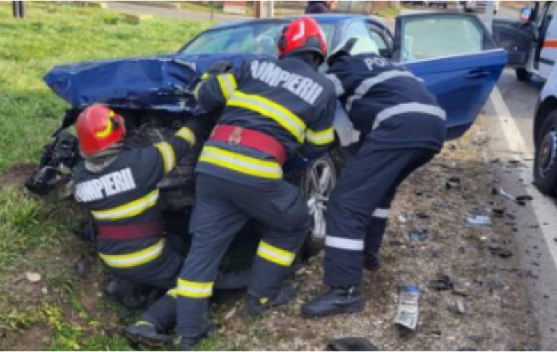 Accident rutier cu șase victime în Piatra- Neamț. Trei oameni au rămas încarcerați în urma impactului