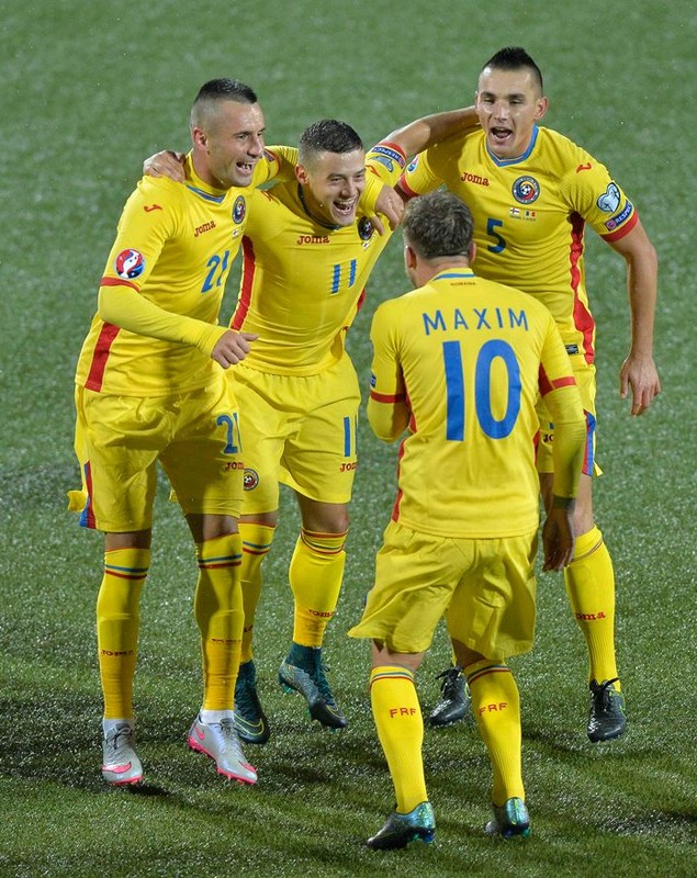 România, după 8 ani la EURO. ^Tricolorii au fost întâmpinaţi cu aplauze pe aeroport, la revenirea din Feroe. Burleanu l-a reconfirmat din nou pe Iordănescu, dar Tata Puiu se răsfaţă