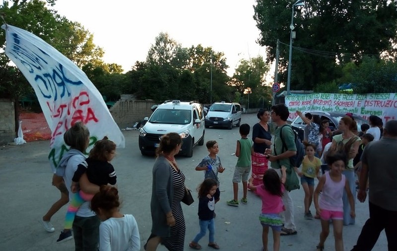 Italia ignoră decizia CEDO şi continuă evacuările romilor din tabere. Primarul Romei a spus că dacă polițiștii nu sunt capabili să-i dea afară, cheamă armata