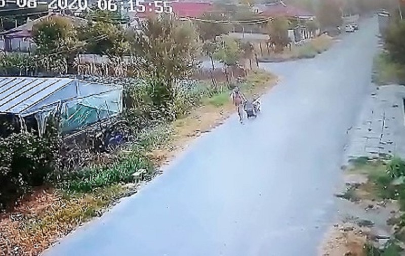 VIDEO | Un bărbat din județul Constanța și-a transportat tatăl decedat la cimitir cu căruțul de butelie