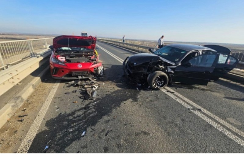 Un șofer cu BMW a lovit o ambulanță privată care transporta doi pacienți, lângă Timișoara