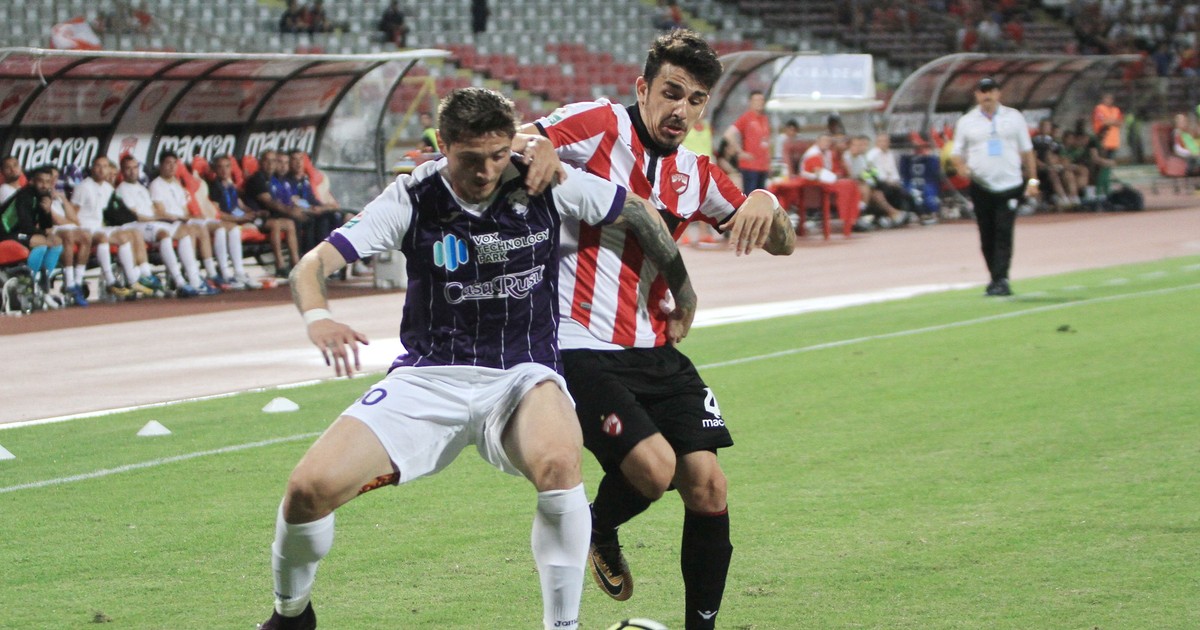 Dinamo - ACS Poli Timișoara: diinamovistul Sergiu Hanca (dreapta) încearcă să-l deposedeze pe timișoreanul Alin Șeroni. (FOTO: HEPTA)