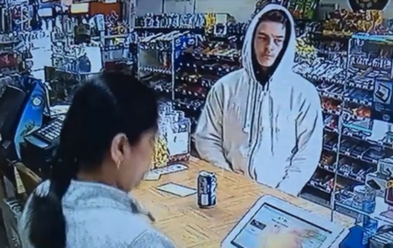 Un hoț a fost umilit de o vânzătoare. Cum a reacționat femeia când a fost amenințată cu arma / VIDEO