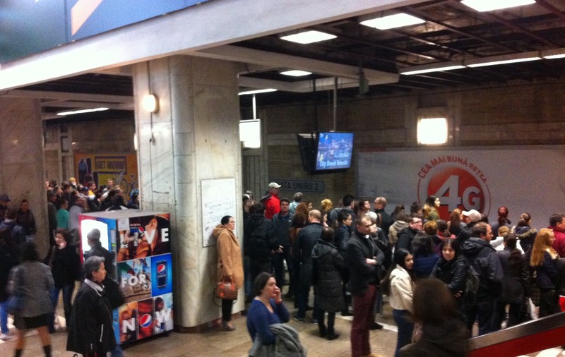 A luat FOC un METROU! Au scumpit călătoriile, au scăzut serviciile! Haos în această dimineață