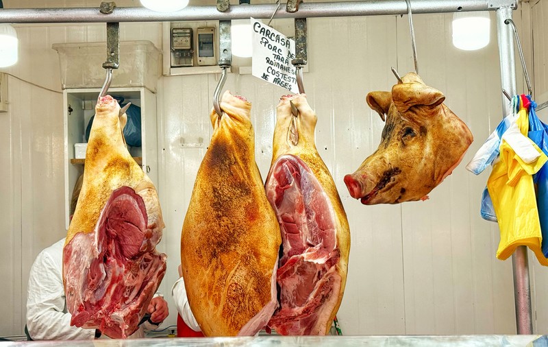 A început bătălia pentru carnea de porc. Reportaj în hala Obor: cât ne costă preparatele pentru sarmale și tobă?