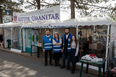 De la stânga, Liviu, Diana, Alexandru și Iustina, voluntari. Foto: Vlad Chirea / Libertatea