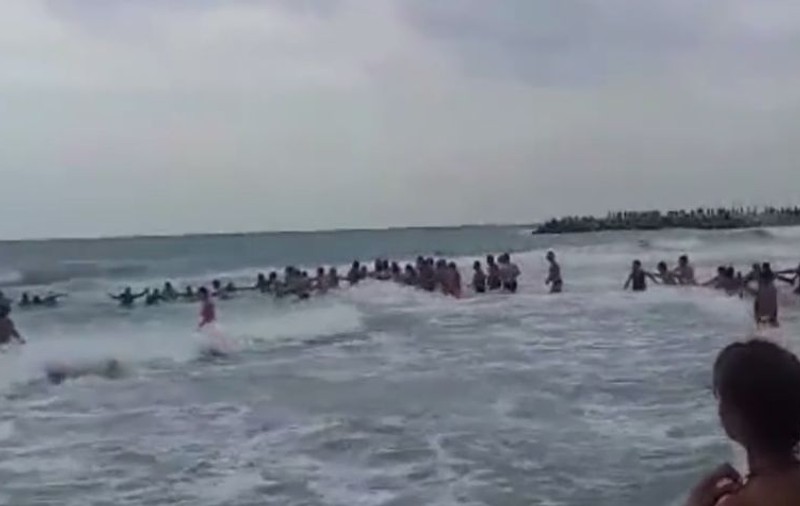 VIDEO/ Lanț uman la Eforie Nord, pentru salvarea a două surori de la înec. Declarațiile salvamarului care a intervenit