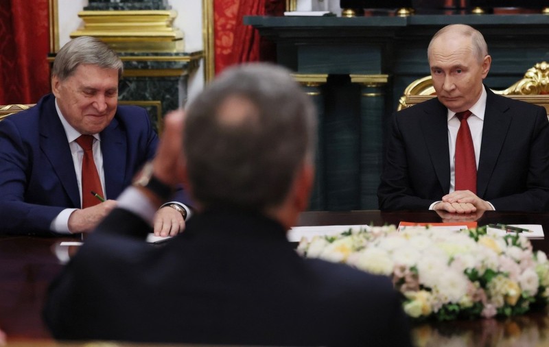 Iuri Ușakov (stânga) îl însoțește pe Vladimir Putin (dreapta) la întrevederea cu emisarii lui Donald Trump Sursa foto: Profimedia