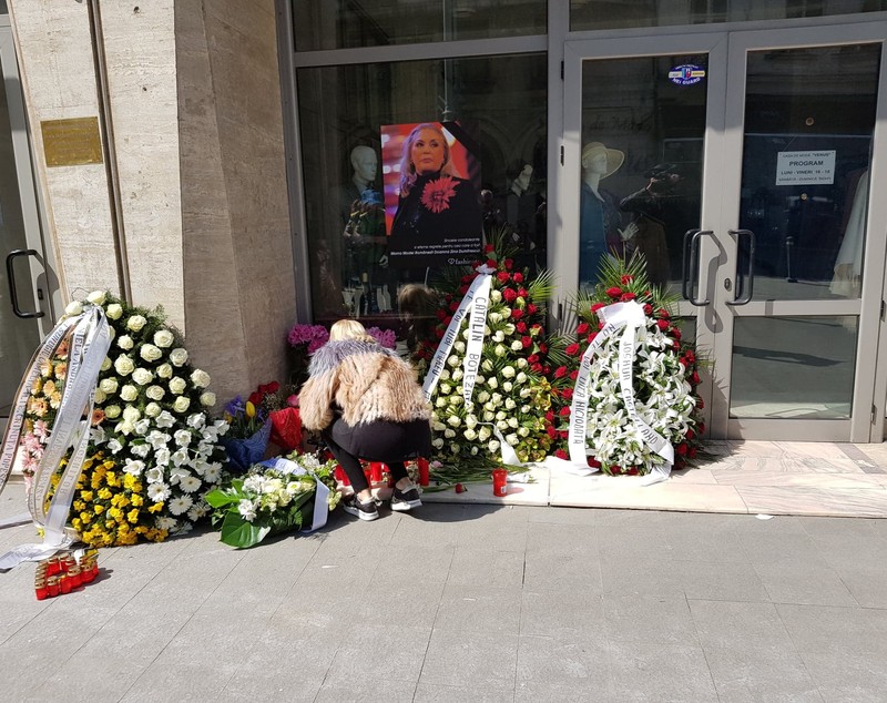 Fostele manechine crescute de Zina Dumitrescu, omagiu pentru creatoarea de modă la Casa Venus. Ce a scris Cătălin Botezatu pe coroana pentru mama Zina | FOTO