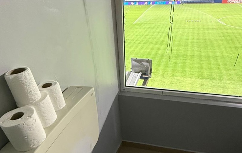 Stadionul din Clinceni are toaletă cu fereastră uriașă spre teren, în loja oaspeților. Aici se joacă meciuri din Superligă