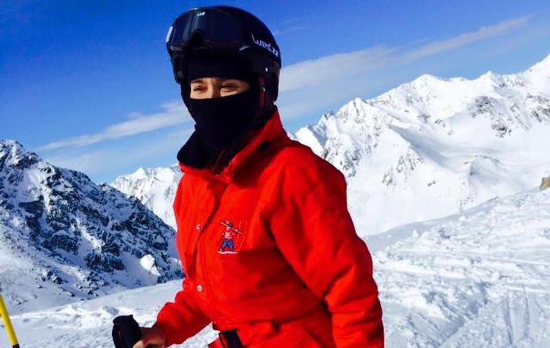 O vedetă de televiziune din România a suferit un grav accident la schi. ^Și-a luat inima în dinți și s-a întors pe pârtie