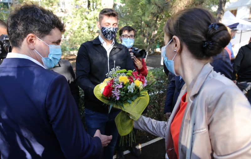 Episod delicat la ieșirea de la urne. Soția lui  Nicușor Dan, așteptată cu flori de un bărbat: "Să ştiţi că nu toţi bărbaţii fac femeile panarame"