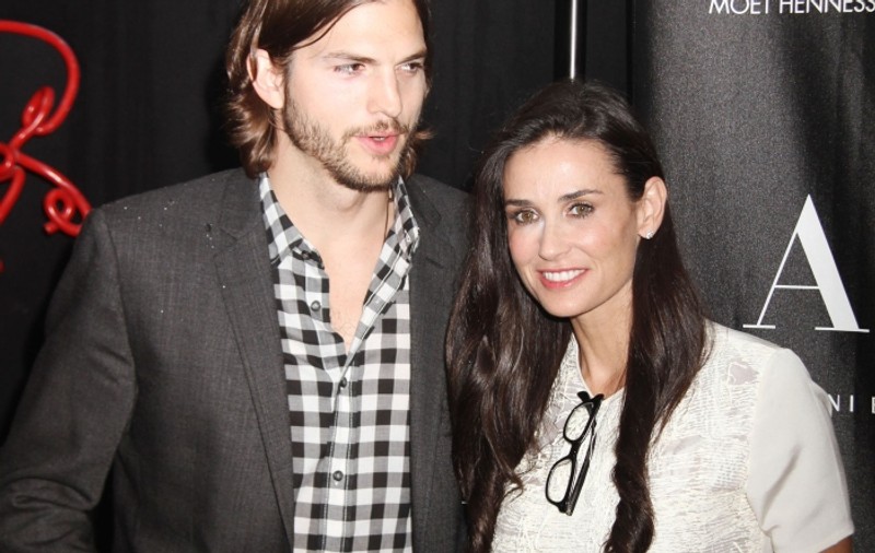 Ashton Kutcher şi Demi Moore, încercare de împăcare în faţa focului de tabără