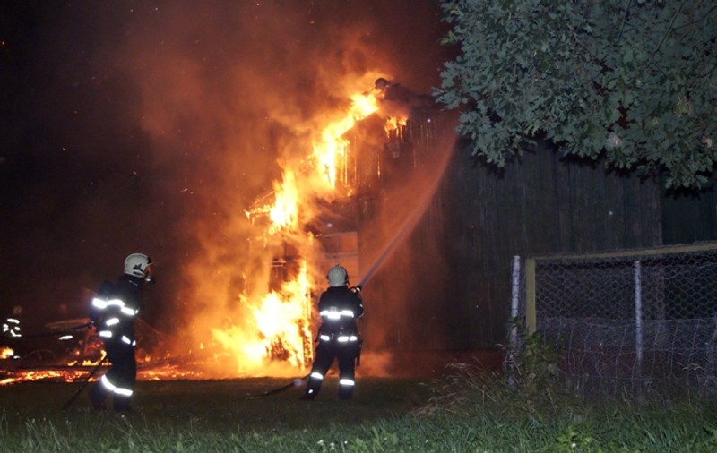Incendiu de proporţii în cartierul Giuleşti