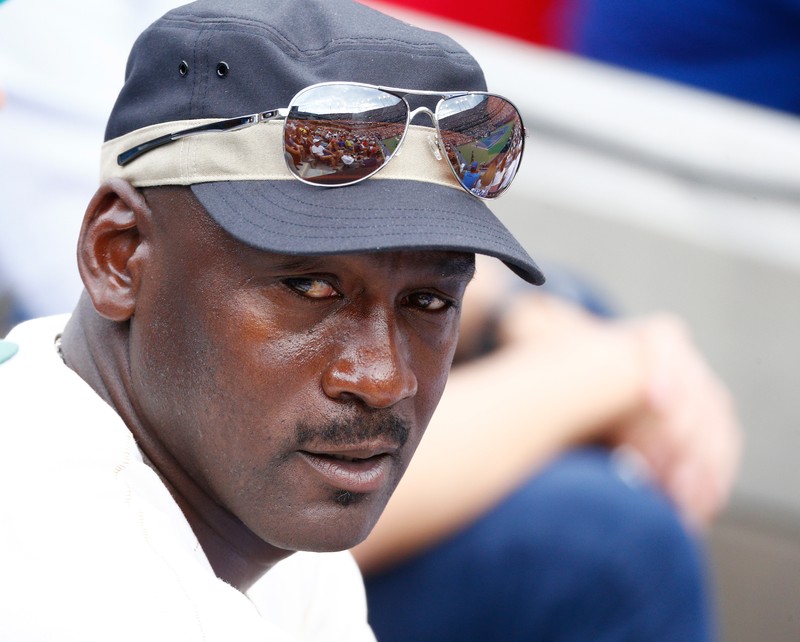 epa04388679 US basketball legend Michael Jordan watches Roger Federer of Switzerland play Marin Cilic of Croatia during their semifinals round match on the thirteenth day of the 2014 US Open Tennis Championship at the USTA National Tennis Center in Flushing Meadows, New York, USA, 06 September 2014. The US Open runs through 08 September, a 15-day schedule. EPA/ANDREW GOMBERT EPA/ANDREW GOMBERT