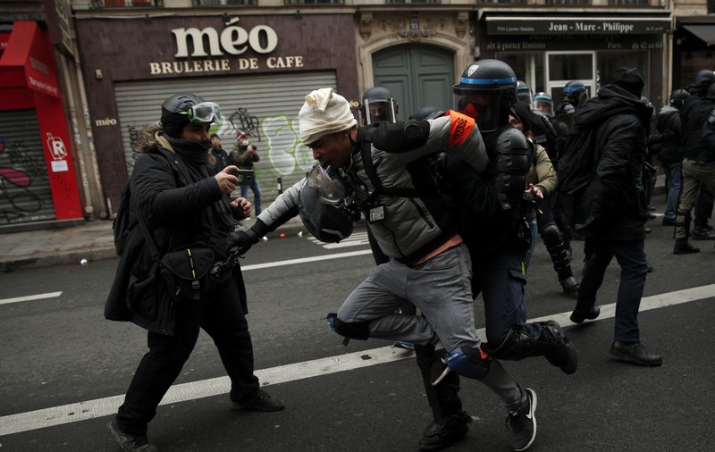 Noi proteste în Franţa faţă de reformarea sistemului de pensii. Au fost incidente între forțele de ordine și manifestanți